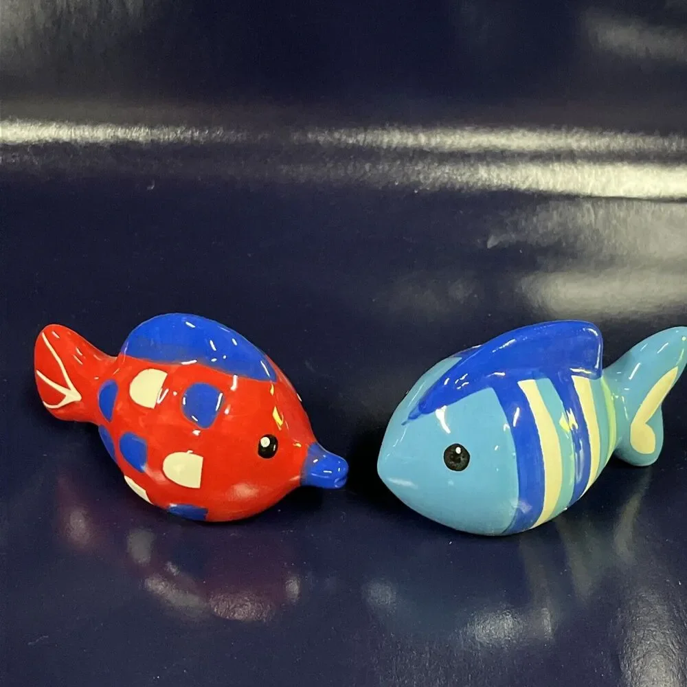 Set Of Ceramic Fish Salt & Pepper Shakers Red/Blue Beach House Tropical -‎ T 7-3